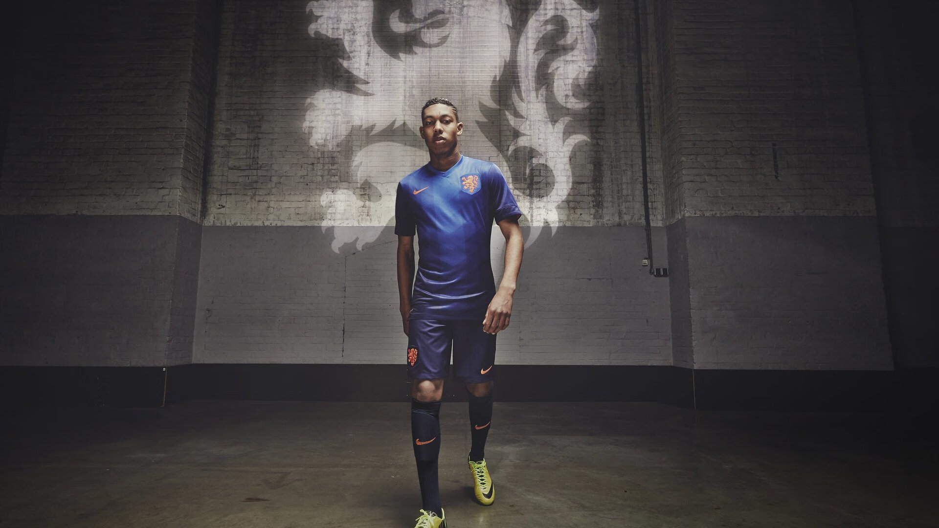 “VAR系统首次应用引发争议——高科技裁判能否实现真正的判罚公平?”