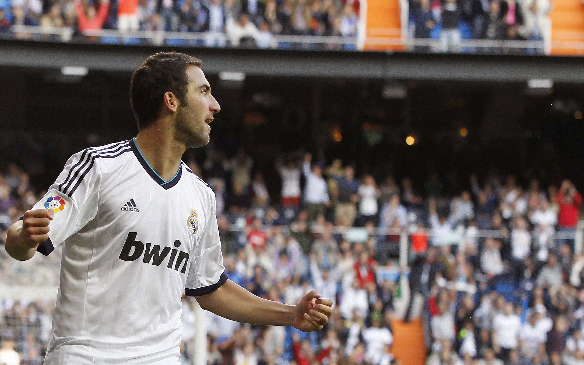 “英超豪门碰撞，争冠形势日趋激烈”，英超8大豪门