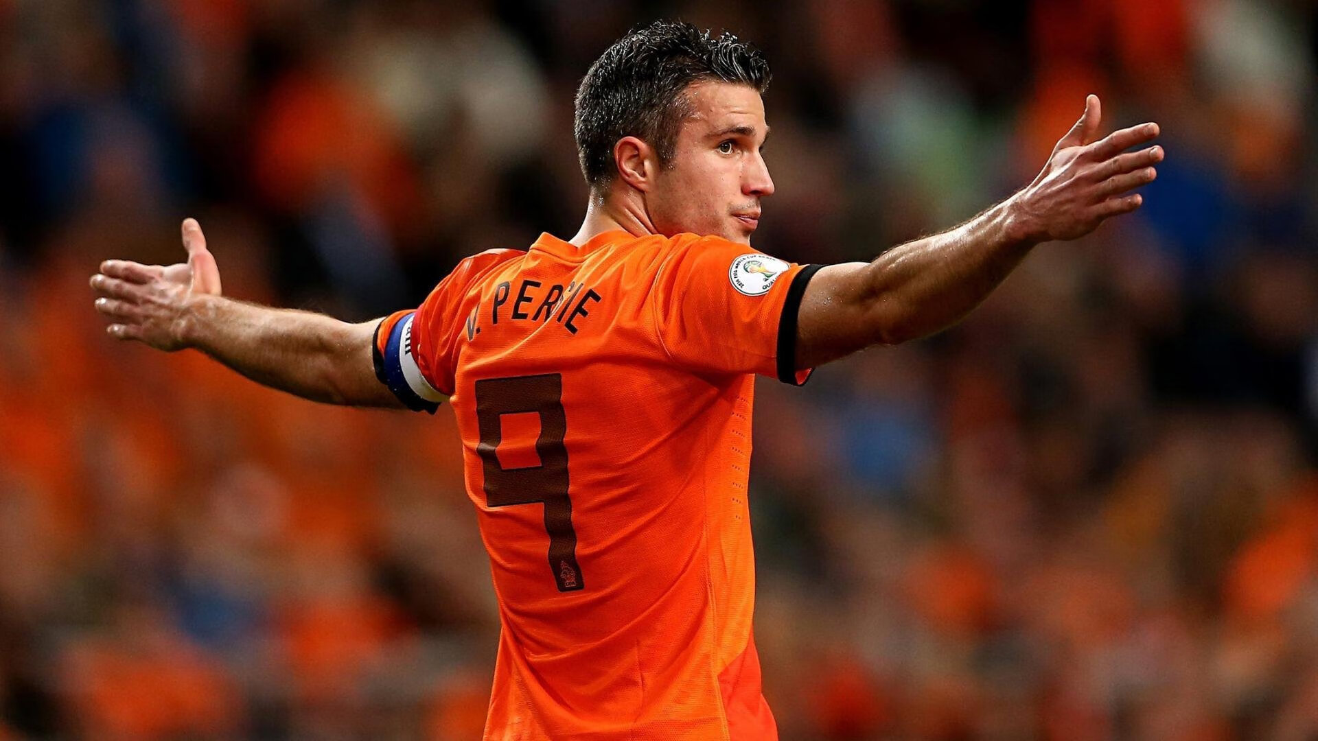 荷兰队在欧洲杯小组赛中表现不佳，最终以小组第三身份晋级淘汰赛。